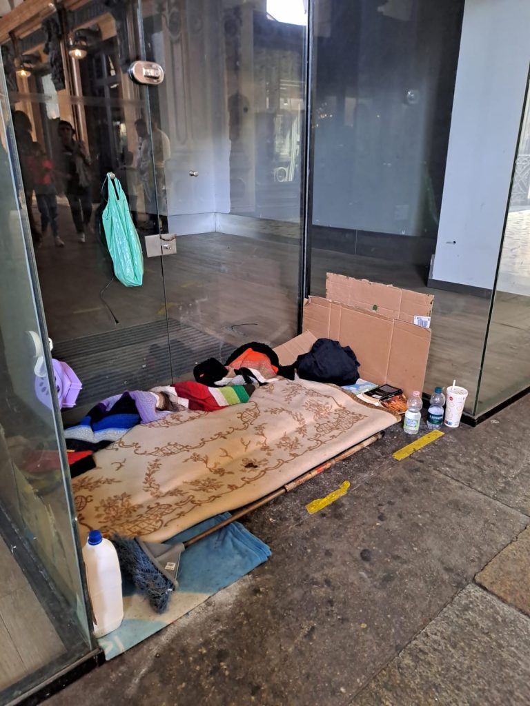 E’ SENZA FISSA DIMORA LA POESIA